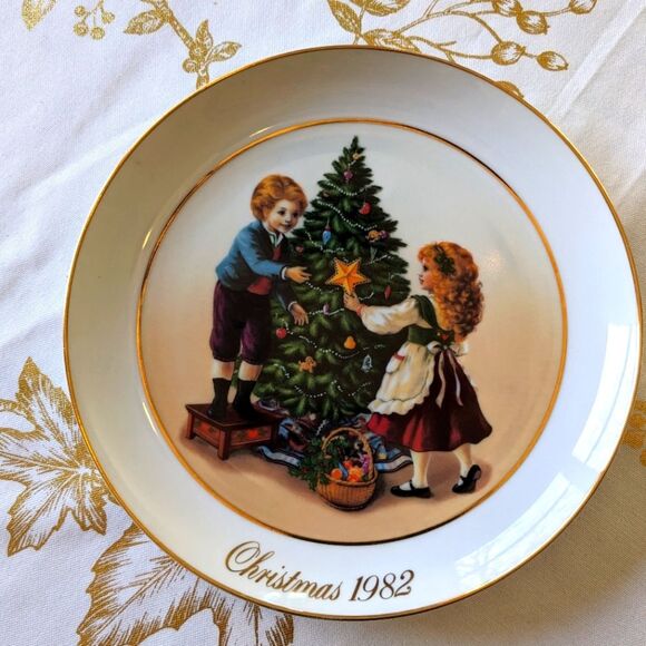 VTG Avon 1982 Christmas Plate 2nd Edition Christmas Memories Keeping Christmas - Picture 1 of 10